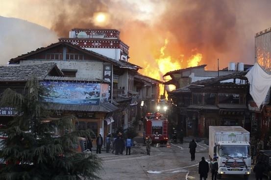 རྒྱལ་ཐང་ཤམ་བྷ་ལ་གནའ་བོའི་གྲོང་ལ་མེ་སྐྱོན་ཤོར་བཞིན་པའི་སྐབས། རྒྱལ་ཐང་ཤམ་བྷ་ལ་གནའ་བོའི་གྲོང་ལ་མེ་སྐྱོན་ཤོར་བཞིན་པའི་སྐབས།
