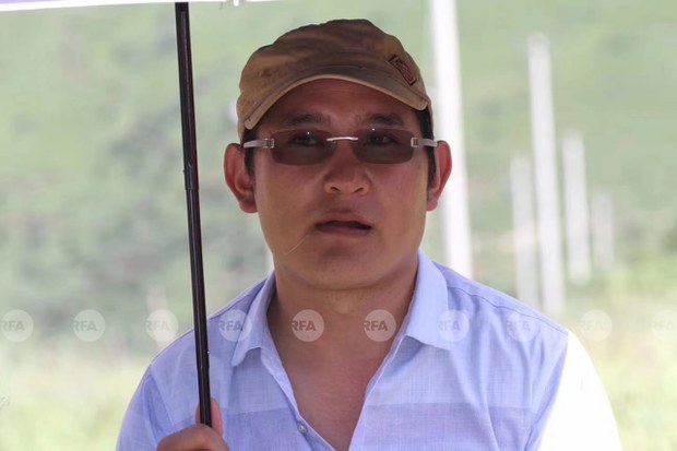 རྩོམ་པ་པོ་དྷི་ལྷ་ལྡན་ལགས་བཙོན་གྲོལ་ཐོབ་པ།