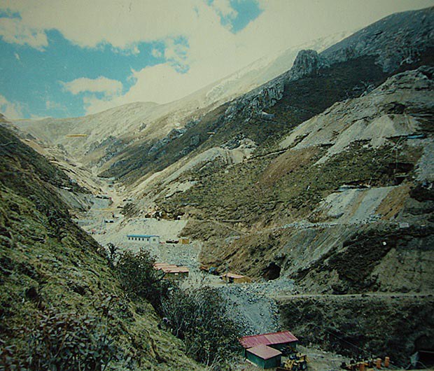 མལ་གྲོ་རྫོང་དུ་གཏེར་ཁ་སྔོག་འདོན་གྱི་ལས་གཞི་ཤུགས་ཆེ་རུ་འགྲོ་བཞིན་པ། མལ་གྲོ་རྫོང་དུ་གཏེར་ཁ་སྔོག་འདོན་གྱི་ལས་གཞི་ཤུགས་ཆེ་རུ་འགྲོ་བཞིན་པ།