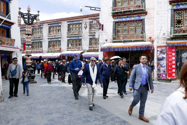 རྒྱ་ནག་ཏུ་བཅའ་བཞུགས་ཨ་རིའི་གཞུང་ཚབ་མཆོག་བོད་ནང་བོད་པའི་ཐད་གླེང་མོལ།