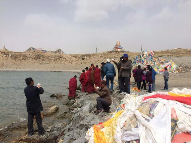 མཚོ་སྔོན་པོའི་མཐའི་ཁོར་ཡུག་གཙང་བཟོ་བཞིན་པ། 2016