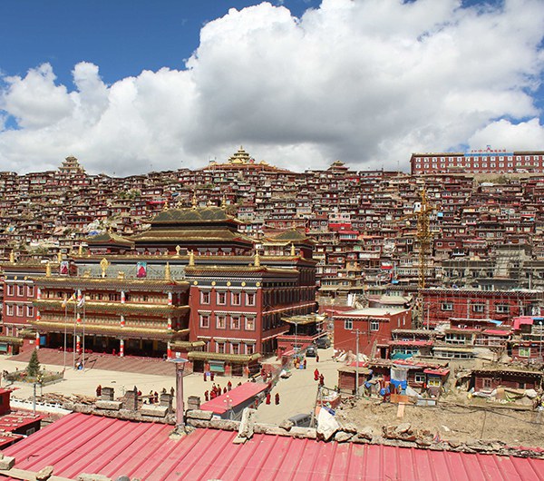 བླ་རུང་ཆོས་སྒར་གྱི་བཙུན་མའི་བཞུགས་ཤག་༣༠༠ལྷག་འཚིགས་ཡོད་པ། བླ་རུང་ཆོས་སྒར་གྱི་བཙུན་མའི་བཞུགས་ཤག་༣༠༠ལྷག་འཚིགས་ཡོད་པ།