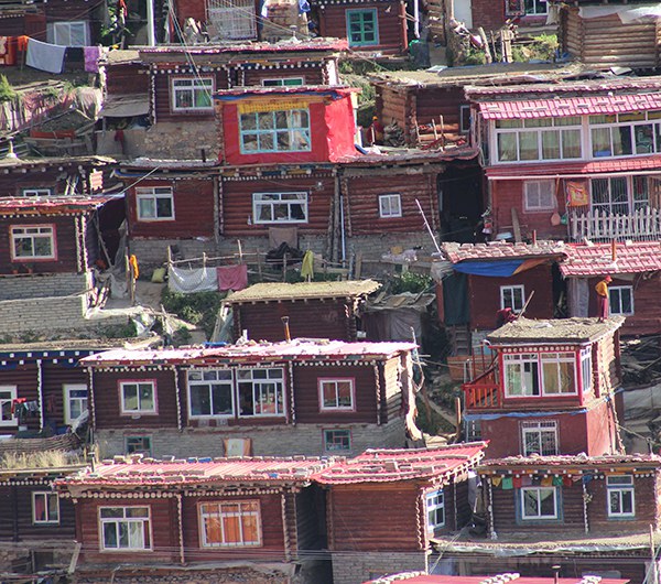 བླ་རུང་དགོན་པའི་བཙུན་མའི་གླིང་དུ་མེ་སྐྱོན།