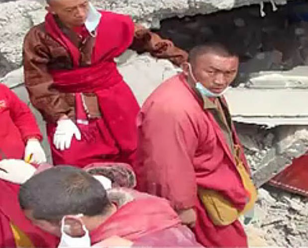 ཁམས་སྐྱེ་རྒུ་མདོ་རུ་ས་ཡོམ་བྱུང་ནས་ལོ་ལྔ་འཁོར་བ། ཁམས་སྐྱེ་རྒུ་མདོ་རུ་ས་ཡོམ་བྱུང་ནས་ལོ་ལྔ་འཁོར་བ།