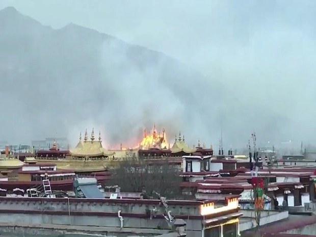 ལྷ་ལྡན་གཙུག་ལག་ཁང་ལ་དཀོན་གཉེར་ལོ་མང་རིང་གནང་མྱོང་མཁན་ཞིག་ནས་མེ་སྐྱོན་དང་ནང་རྟེན་སྐོར་གསུངས་བ། ལྷ་ལྡན་གཙུག་ལག་ཁང་ལ་དཀོན་གཉེར་ལོ་མང་རིང་གནང་མྱོང་མཁན་ཞིག་ནས་མེ་སྐྱོན་དང་ནང་རྟེན་སྐོར་གསུངས་བ།