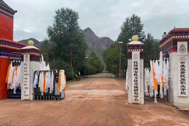 རྒྱ་ནག་གཞུང་གིས་བོད་མདོ་སྨད་མགོ་ལོག་ནང་གནས་པའི་གངས་ལྗོངས་ཤེས་རིག་ནོར་གླིང་ལས་རིགས་སློབ་གྲྭ་སྒོ་བརྒྱབ་བཅུག་པའི་གནད་དོན་གླེང་མོལ།