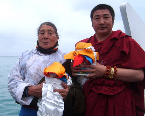 སྐུ་ཞབས་འཇིགས་མེད་ལ་ལོ་ལྔའི་ཁྲིམས་ཐག་བཅད་པ།