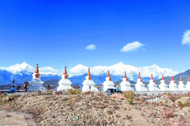 རྩ་ཆེའི་གནས་ཆེན་རོང་བཙན་ཁ་བ་དཀར་པོ་ཟེར་བའི་གནས་རི།