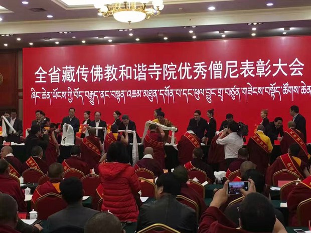 རེབ་གོང་ཕྱོགས་སུ་དགོན་སྡེ་ཁག་གི་འཐུས་མིའི་ཚོགས་འདུ།