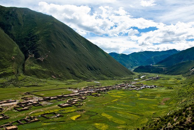 བོད་ཀྱི་རྒྱལ་ས་ལྷ་སའི་ཉེ་འཁྲིས་མལ་གྲོ་གུང་དཀར་གྲོང་སྡེར་ས་ཡོམ་བྱུང་པ།