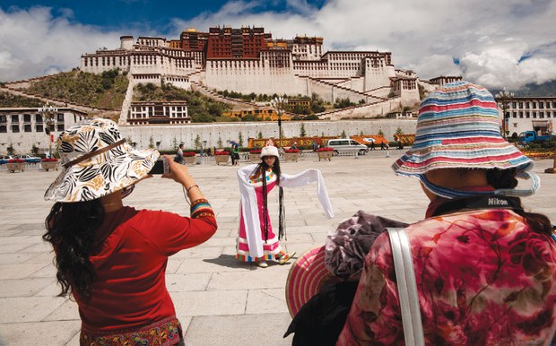 བོད་ནང་དུ་ཡུལ་སྐོར་བ་མི་གྲངས་འབུམ་བཞི་བརྒྱ་བརྒལ་བ་འབྱོར་ཡོད་པའི་གནས་ཚུལ་སྤེལ་འདུག