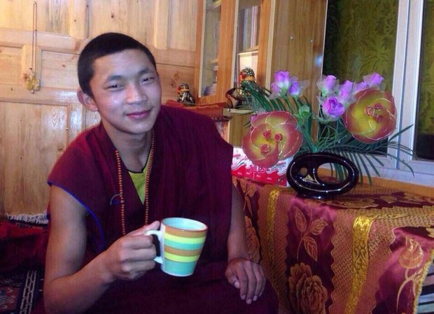 རྔ་བ་རྫོང་ཐོག་དུ་དགེ་འདུན་པ་ཞིག་འཛིན་བཟུང་བྱས་འདུག རྔ་བ་རྫོང་ཐོག་དུ་དགེ་འདུན་པ་ཞིག་འཛིན་བཟུང་བྱས་འདུག