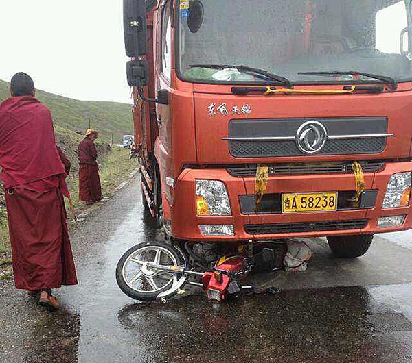མགོ་ལོག་ཏུ་རླངས་འཁོར་གདོང་ཐུག་གིས་བོད་མི་གཅིག་བསད་ཡོད་པ། མགོ་ལོག་ཏུ་རླངས་འཁོར་གདོང་ཐུག་གིས་བོད་མི་གཅིག་བསད་ཡོད་པ།