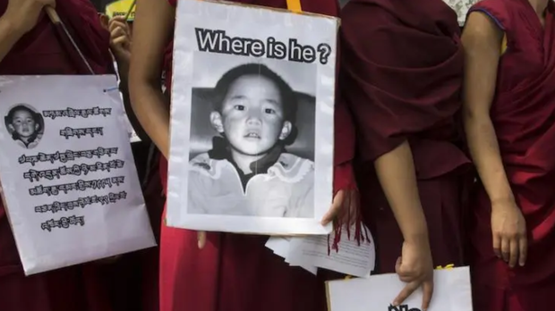 རྒྱ་ནག་གཞུང་གིས་ཀུན་གཟིགས་པན་ཆེན་རིན་པོ་ཆེ་མཆོག་དང་ཁོང་གི་ཡབ་ཡུམ་སྐུ་འཁོར་དང་བཅས་པ་རྣམས་གང་དུ་ཡོད་མིན་དང་ཁོང་རྣམ་པ་གློད་གྲོལ་དགོས་པའི་སོགས་ཀྱི་དགོས་འདུན་སྟོན་ཏེ་མེའི་སོར་གྲོང་ཁྱེར་ནང་བོད་མི་ཚོས་ཞི་བའི་རྔམ་སྟོན་ཁྲོམས་སྐོར་གྱི་ལས་འགུལ་སྤེལ་གནང་འདུག