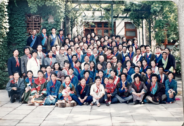 གླིང་གེ་སར་རྒྱལ་པོའི་ཟློས་གར་གྱི་འཁྲབ་གཞུང་ཐོག་མ།