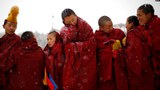 བོད་མི་རྒྱ་བསྒྱུར་གྱི་སྲིད་ཇུས་དངོས་སུ་ལག་བསྟར་བྱས་པ།