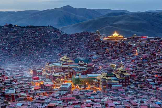 གསེར་རྟ་བླ་རུང་སྒར་དུ་དམ་བསྒྲགས།