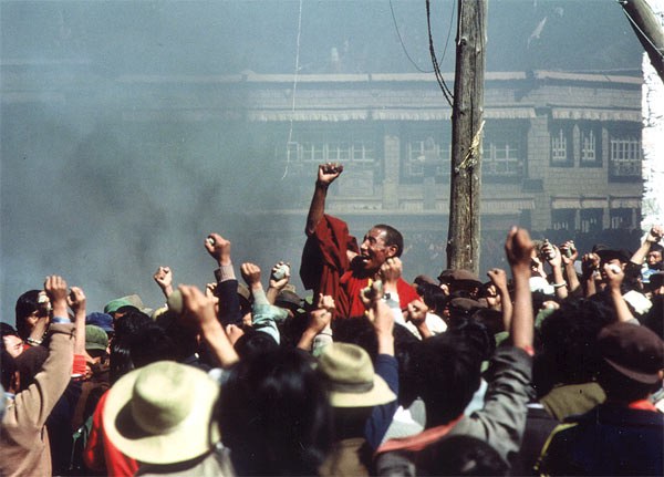 བོད་ནང་མི་རབས་གསར་པས་རྒྱ་ནག་གཞུང་ལ་ངོ་རྒོལ་གྱི་ལས་འགུལ་སྤེལ་ཡོད་པ། བོད་ནང་མི་རབས་གསར་པས་རྒྱ་ནག་གཞུང་ལ་ངོ་རྒོལ་གྱི་ལས་འགུལ་སྤེལ་ཡོད་པ།