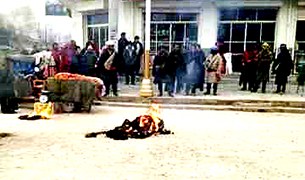 ཨ་མཆོག་དགོན་ཆེན་གྱི་གྲྭ་བ་ཚུལ་ཁྲིམས་རྒྱ་མཚོ་ལགས་ཀྱིས་རང་ལུས་མེ་སྲེག་བཏང་བ།