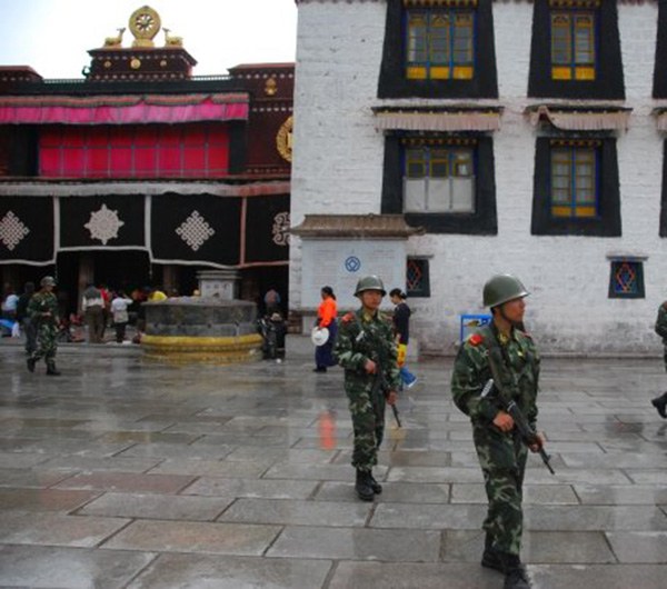 ལྷ་སའི་ནང་དྲམ་དྲག་ཤུགས་ཆེ་བྱེད་བཞིན་པ། ལྷ་སའི་ནང་དྲམ་དྲག་ཤུགས་ཆེ་བྱེད་བཞིན་པ།