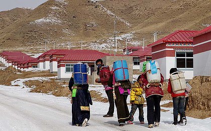ཁ་བྲལ་ལ་ངོ་རྒོལ་གྱི་ལས་འགུལ་ནང་མང་ཚོགས་ཞུགས་དགོས་པའི་སྐུལ་སློང་བྱ་དགོས་པ། ཁ་བྲལ་ལ་ངོ་རྒོལ་གྱི་ལས་འགུལ་ནང་མང་ཚོགས་ཞུགས་དགོས་པའི་སྐུལ་སློང་བྱ་དགོས་པ།