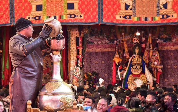 གཙུག་ལག་ཁང་དུ་ཡོད་པའི་དངུལ་དཀར་གྱི་འཁྲུངས་བན་རྟ་མགོ་མ།
