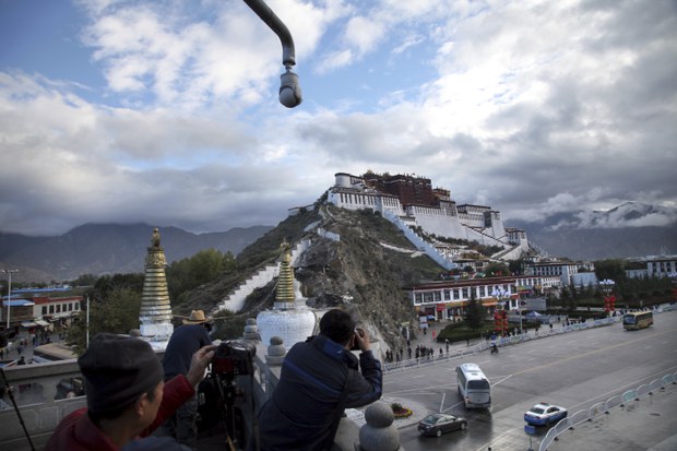 བཙན་ཤེད་ཀྱིས་བོད་མི་རྣམས་རྒྱ་མི་དང་མཉམ་བསྲེས།