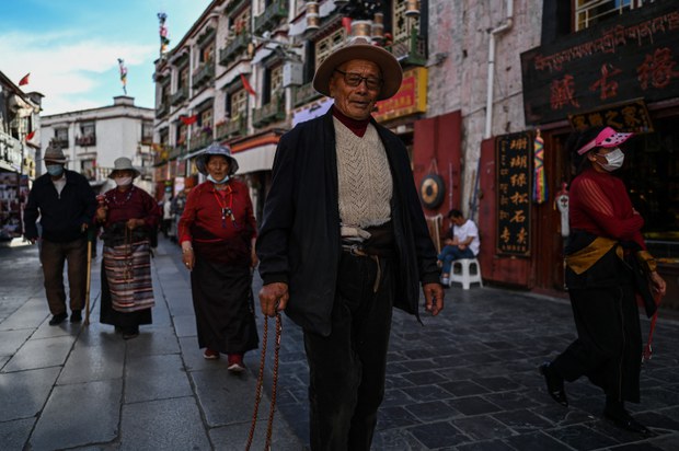 བོད་ནང་བོད་མི་ཚོས་ལོ་གསར་སྐབས་བོད་ཀྱི་སྲོལ་རྒྱུན་ཇི་ལྟར་རྒྱུད་འཛིན་བྱ་དགོས་མིན་སོགས་ཀྱི་ཐད་གླེང་སློང་གནང་བཞིན་ཡོད་པ།