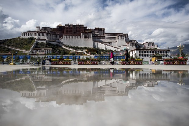 བོད་ཀྱི་སྤྲུལ་སྐུའི་ལམ་ལུགས་ལ་དམར་ཤོག་གིས་ཐེ་ཇུས།