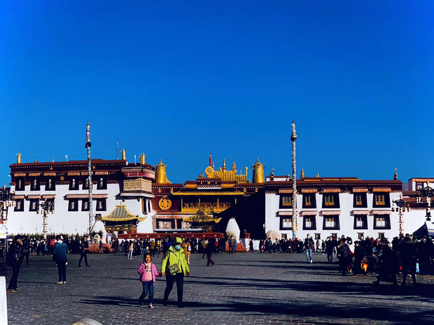 བོད་ནང་གི་བོད་གཞས་གླེང་པའི་ཐོག་ནས་ལོ་གསར་བསུ་བ།