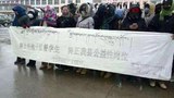 རྨ་ཆུ་རྫོང་དུ་སློབ་མ་ཚོས་རྫོང་དཔོན་དང་ཐུག་འཕྲད་བྱ་ཆེད་སྒུག་བསྡད་པ།