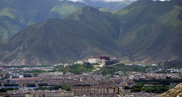 བོད་ནང་བོད་མི་གྲངས་ཉུང་མི་རིགས་ལ་བསྒྱུར་བཞིན་པ།