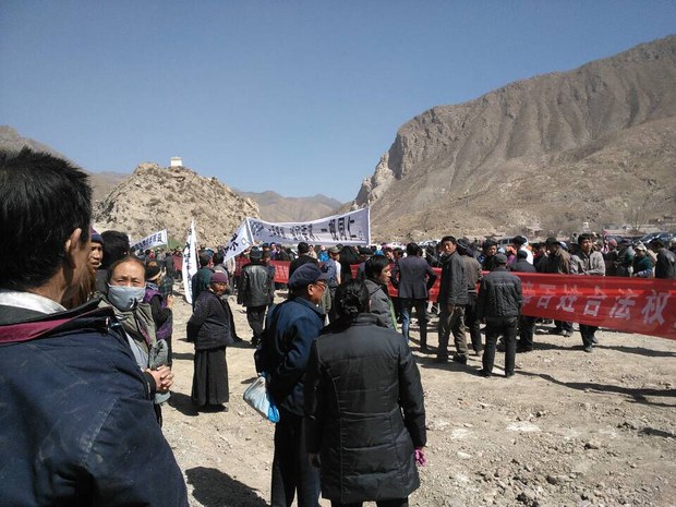 བླ་བྲང་ཧོར་གཙང་ཁུལ་གྱི་མི་མང་གིས་རེ་འབོད་ངོ་རྒོལ་བྱེད་བཞིན་པ། ༢༠༡༤།༣། བླ་བྲང་ཧོར་གཙང་ཁུལ་གྱི་མི་མང་གིས་རེ་འབོད་ངོ་རྒོལ་བྱེད་བཞིན་པ། ༢༠༡༤།༣།