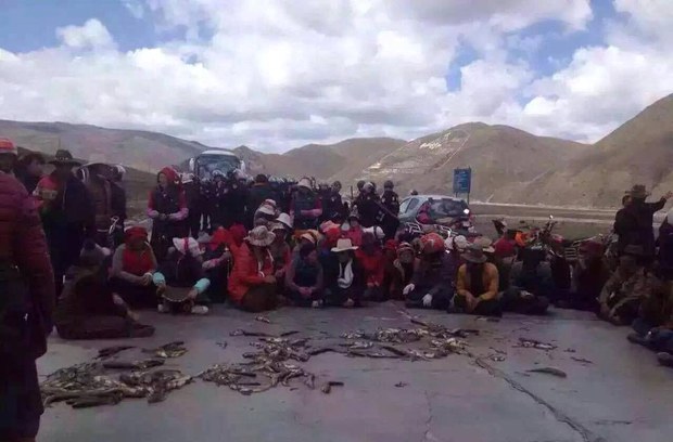 རྒྱ་མིའི་གཏེར་ཁ་སྔོག་འདོན་ལ་ས་གནས་ཡུལ་མིས་ངོ་རྒོལ་བྱེད་བཞིན་པའི་སྐབས། 05-2016