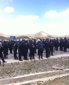 རྒྱ་མིའི་གཏེར་ཁ་སྔོག་འདོན་ལ་ས་གནས་ཡུལ་མིས་ངོ་རྒོལ་བྱེད་བཞིན་པའི་སྐབས། 05-2016