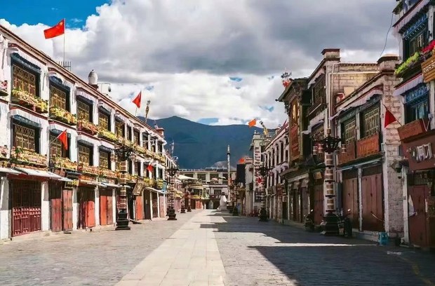 ལྷ་ས་སོགས་སུ་བཀག་སྡོམ་གྱི་འོག་མི་དམངས་ལ་ཟ་མ་དང་སྨན་གྱི་མི་འདང་བའི་དཀའ་ངལ་འཕྲད་བཞིན་ཡོད་པ།