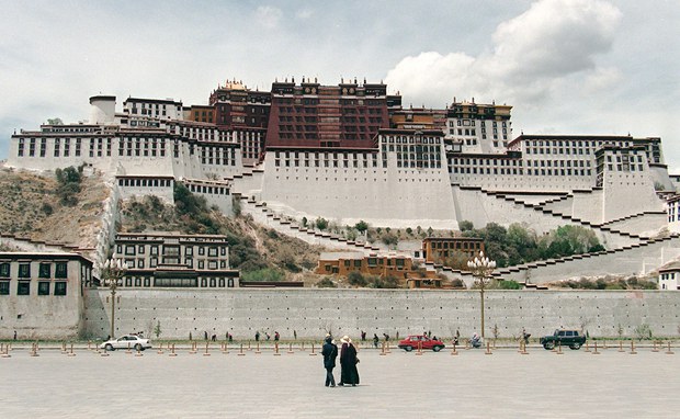 ལྷ་ལྡན་གཙུག་ལག་ཁང་དང་ཕོ་བྲང་པོ་ཏཱ་ལ་དང་ནོར་བུ་གླིང་ག