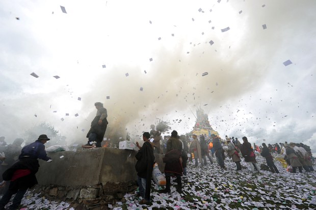 འཛམ་གླིང་སྤྱི་བསང་ཉིན་མོ་ངོ་སྤྲོད།