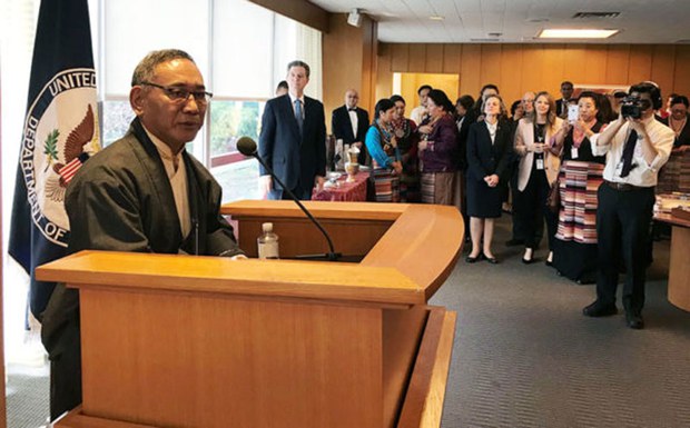 ཨ་རིའི་གྲོས་ཚོགས་ལ་བོད་རྒྱ་གྲོས་མོལ་སྐོར་གྱི་སྙན་ཐོ་ཕུལ་བ།