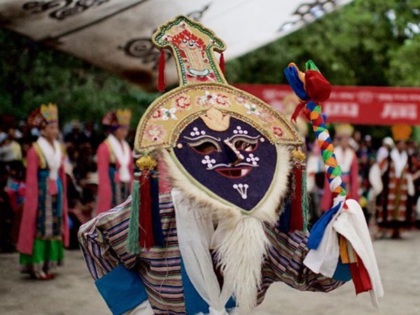ལྷ་སའི་ནང་ཞོ་སྟོན་སྲུང་བརྩི་ཞུ་བཞིན་པ། ལྷ་སའི་ནང་ཞོ་སྟོན་སྲུང་བརྩི་ཞུ་བཞིན་པ།