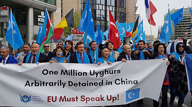 ཡུ་གུར་བ་ས་ཡ་གཅིག་བཙན་བཀག་འོག་གནས་བཞིན་པ། ཡུ་གུར་བ་ས་ཡ་གཅིག་བཙན་བཀག་འོག་གནས་བཞིན་པ།