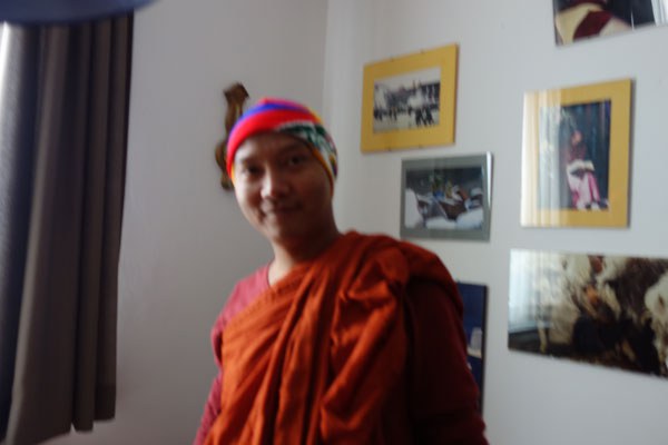 འབར་མའི་དགེ་སློང་ཞིག་ནས་བོད་དོན་རྒྱབ་སྐྱོར། འབར་མའི་དགེ་སློང་ཞིག་ནས་བོད་དོན་རྒྱབ་སྐྱོར།