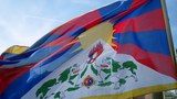 ༢༠༡༠ལོར་འཇར་མན་ནེ་ནང་བོད་ཀྱི་རྒྱལ་དར་བསྒྲེངས་ནས་གསུམ་བཅུའི་དུས་དྲན་སྲུང་བརྩི་བྱེད་བཞིན་པ། 