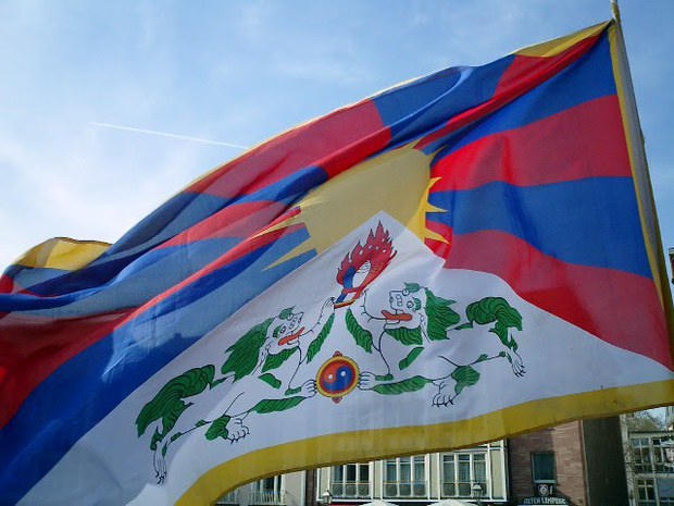 ༢༠༡༠ལོར་འཇར་མན་ནེ་ནང་བོད་ཀྱི་རྒྱལ་དར་བསྒྲེངས་ནས་གསུམ་བཅུའི་དུས་དྲན་སྲུང་བརྩི་བྱེད་བཞིན་པ། 