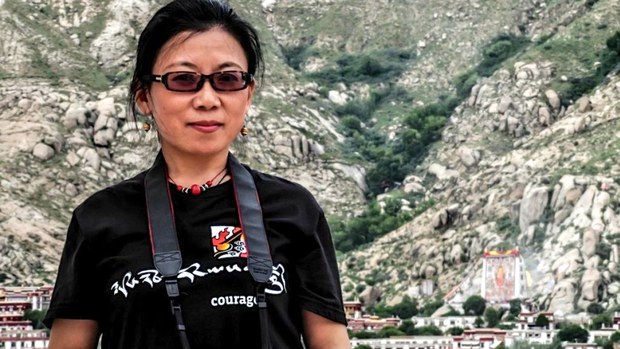 བུད་མེད་རྩོམ་པ་པོ་འོད་ཟེར་ལགས་ཉེ་སྔོན་ལྷ་སར་བསྐྱོད་སྐབས་ཀྱི་པར།