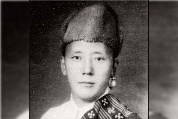 ཨལ་འབར་ཊ་ ཨིན་སི་ཊ་ཡེན་ ཨེ་ཤེ་ཡའི་ནང་ཕེབས་པའི་མྱོང་ཚོར།