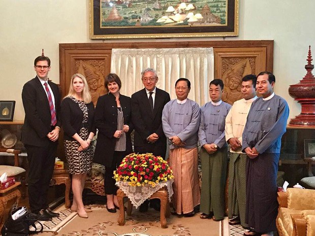 ཨ་རིའི་རྒྱལ་སྤྱིའི་ཆོས་དད་རང་དབང་གྱི་སྐུ་ཚབ་འབར་མར་ཕེབས་པ།