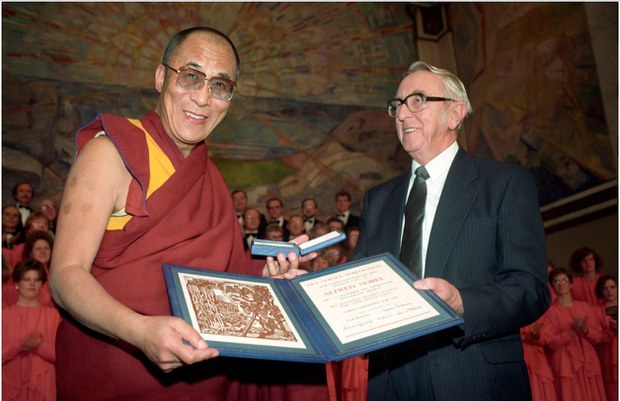 ༧གོང་ས་མཆོག་གིས་ནོར་བེལ་ཞི་བདེའི་གཟེངས་རྟགས་འབུལ་བཞེས་སྐབས། ༡༩༨༩