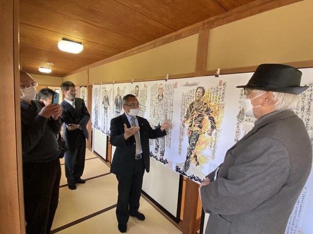 ཉི་ཧོང་གི་དགོན་པ་ཞིག་གི་ནང་རྒྱ་ནག་དམར་ཤོག་གི་དྲག་གནོན་འོག་འདས་གྲོངས་སུ་གྱུར་བ་རྣམས་ཀྱི་པར་རིས་འགྲེམས་སྟོན་ཞིག་གནང་ཡོད་པ། ཉི་ཧོང་གི་དགོན་པ་ཞིག་གི་ནང་རྒྱ་ནག་དམར་ཤོག་གི་དྲག་གནོན་འོག་འདས་གྲོངས་སུ་གྱུར་བ་རྣམས་ཀྱི་པར་རིས་འགྲེམས་སྟོན་ཞིག་གནང་ཡོད་པ།