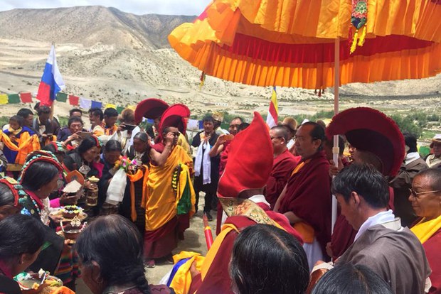 དཔལ་ས་སྐྱ་ཁྲི་འཛིན་མཆོག་གློ་སྨོན་ཐང་དུ་ཆིབས་བསྒྱུར་གནང་བ། དཔལ་ས་སྐྱ་ཁྲི་འཛིན་མཆོག་གློ་སྨོན་ཐང་དུ་ཆིབས་བསྒྱུར་གནང་བ།